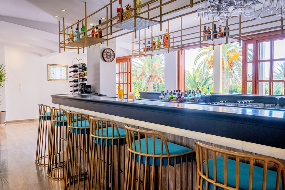 May Beach Hotel — Restaurant & bars in Rethymnon