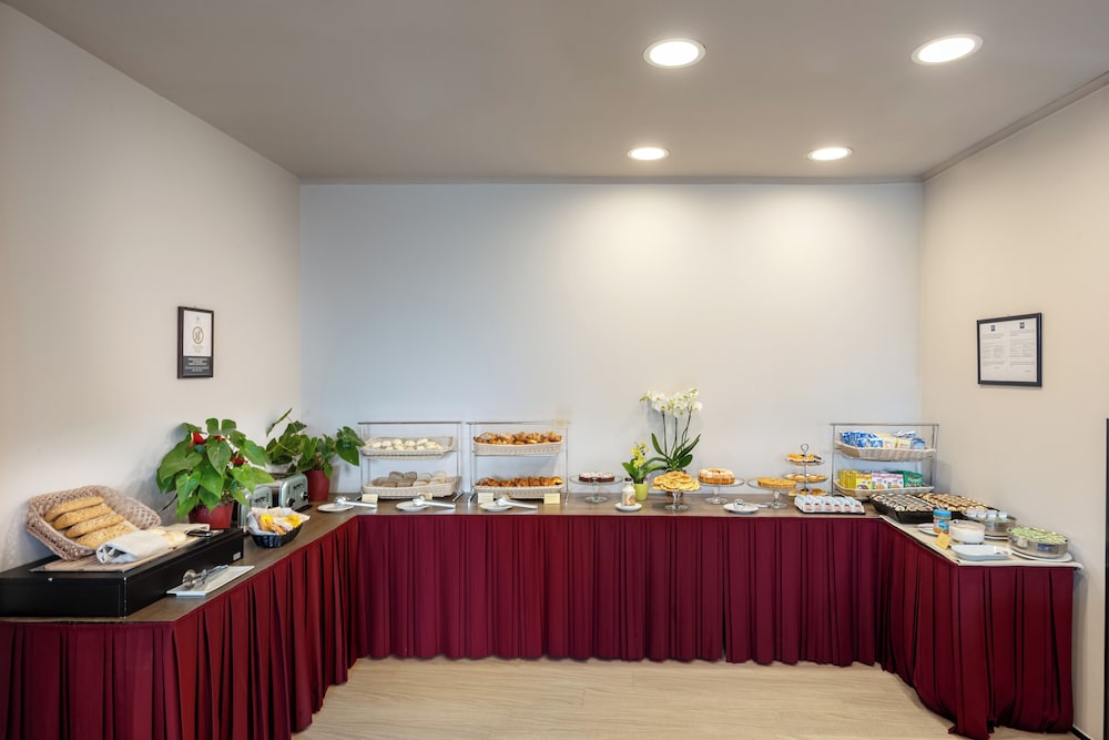 iH Hotels Milano Ambasciatori — Restaurant & bars in Milan, Lombardy