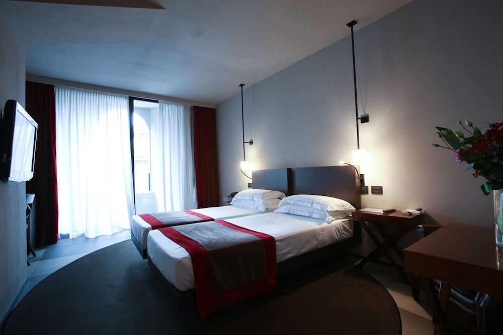 iH Hotels Milano Ambasciatori — Hotel rooms in Milan, Lombardy