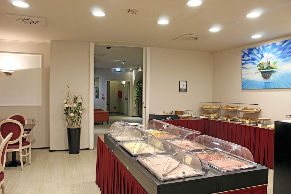 iH Hotels Milano Ambasciatori — Restaurant & bars in Milan, Lombardy