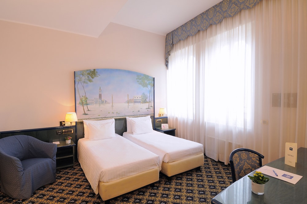 iH Hotels Milano Ambasciatori — Hotel rooms in Milan, Lombardy