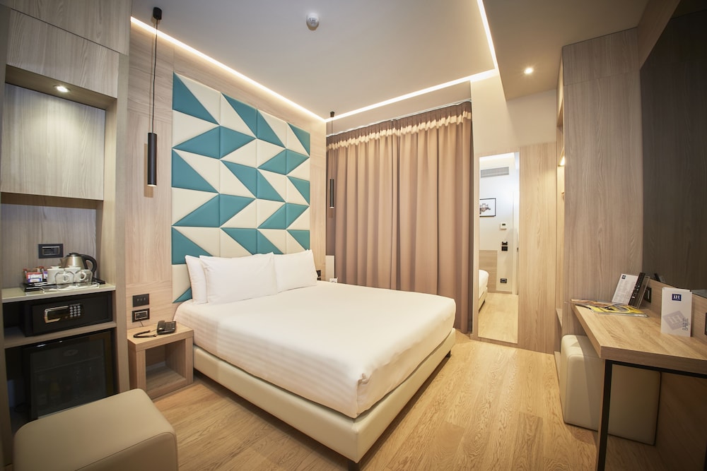 iH Hotels Milano Ambasciatori — Hotel rooms in Milan, Lombardy