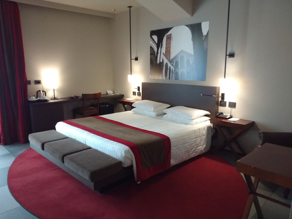 iH Hotels Milano Ambasciatori — Hotel rooms in Milan, Lombardy