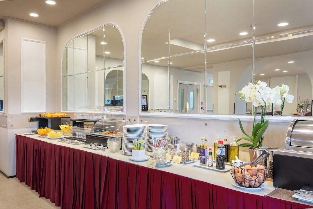 iH Hotels Milano Ambasciatori — Restaurant & bars in Milan, Lombardy