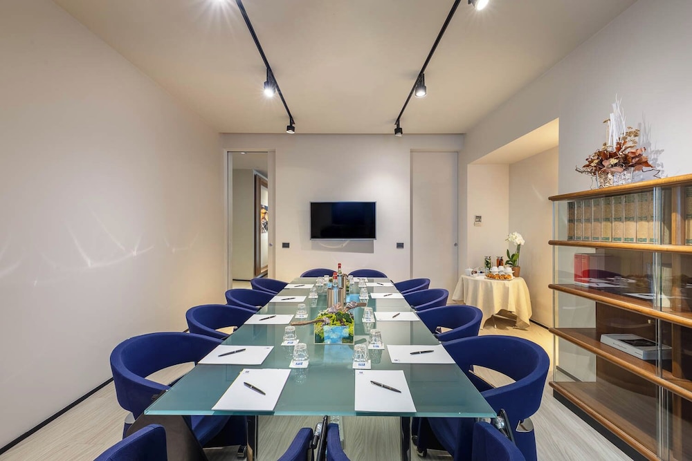 iH Hotels Milano Ambasciatori — Hotel building in Milan, Lombardy