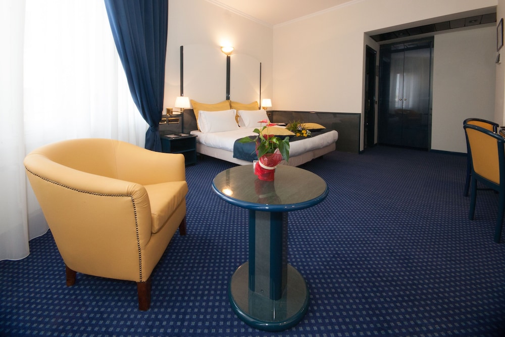 iH Hotels Milano Ambasciatori — Hotel rooms in Milan, Lombardy