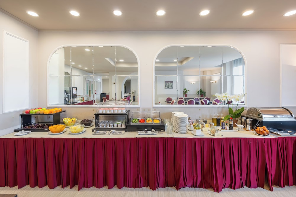 iH Hotels Milano Ambasciatori — Restaurant & bars in Milan, Lombardy