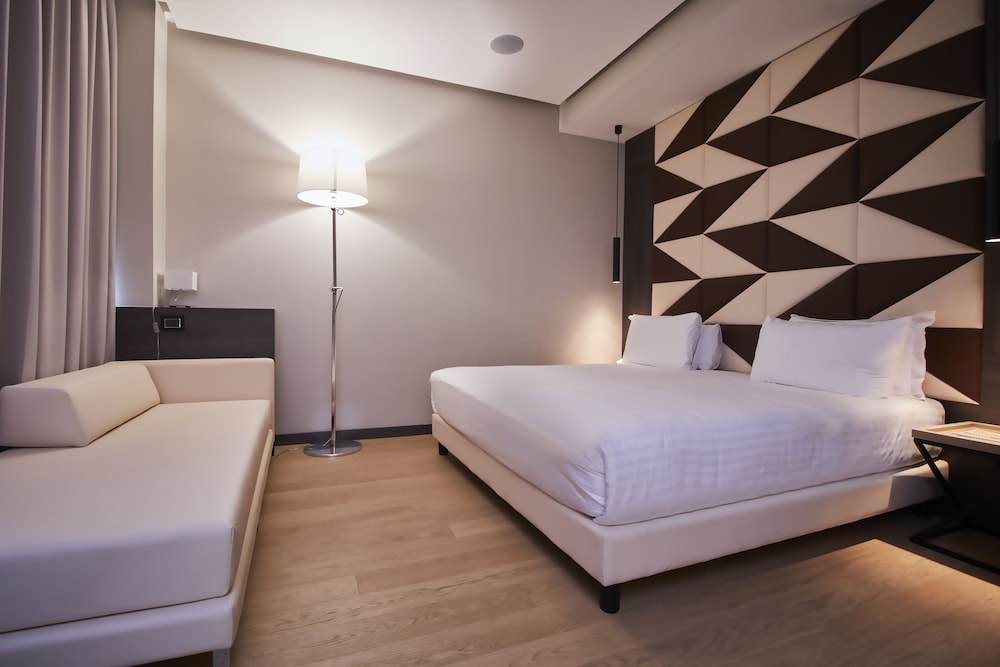 iH Hotels Milano Ambasciatori — Hotel rooms in Milan, Lombardy