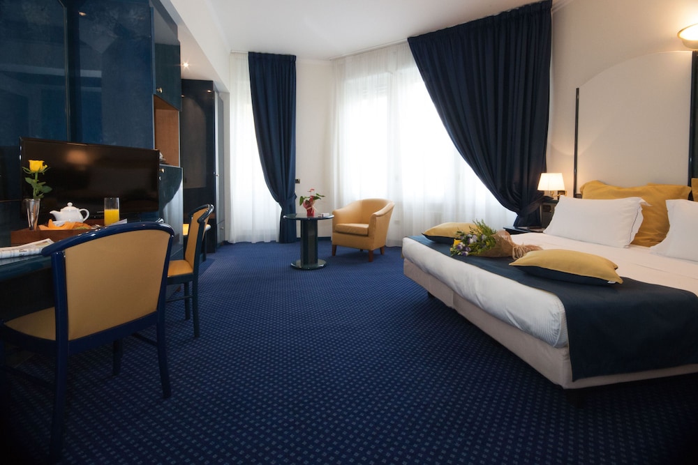 iH Hotels Milano Ambasciatori — Hotel rooms in Milan, Lombardy