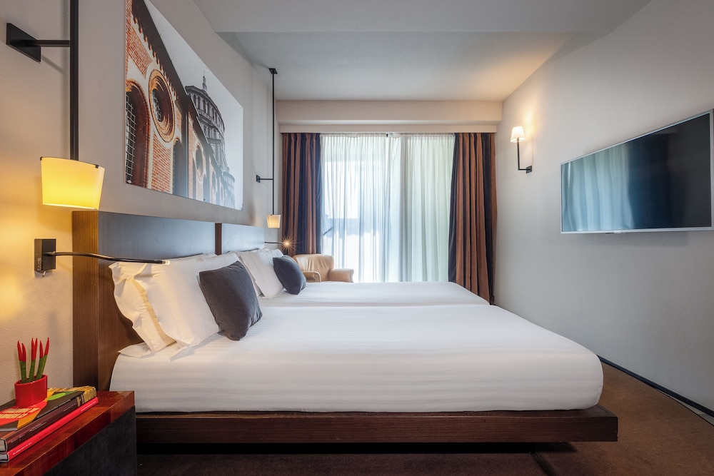 iH Hotels Milano Ambasciatori — Hotel rooms in Milan, Lombardy