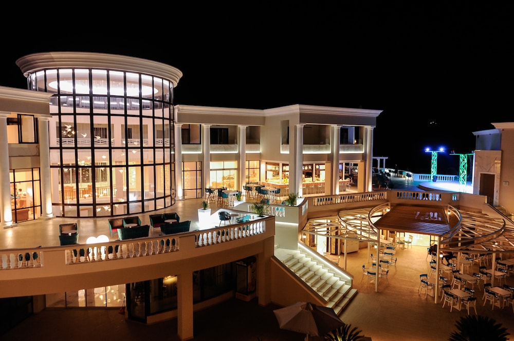 Mythos Palace Resort & Spa - All Inclusive — Hotel building in Georgioupolis