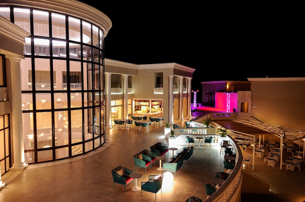 Mythos Palace Resort & Spa - All Inclusive — Hotel building in Georgioupolis