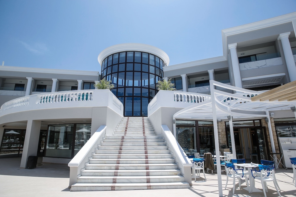 Mythos Palace Resort & Spa - All Inclusive — Hotel building in Georgioupolis