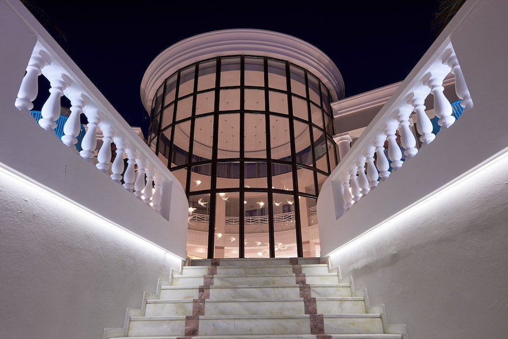 Mythos Palace Resort & Spa - All Inclusive — Hotel building in Georgioupolis