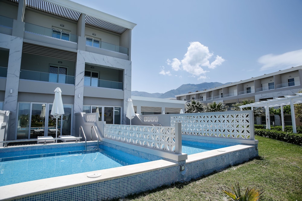Mythos Palace Resort & Spa - All Inclusive — Swimming pool in Georgioupolis