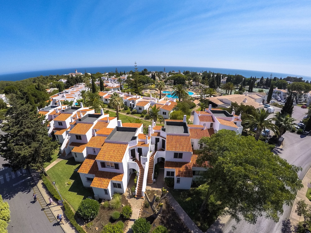 Rocha Brava Village Resort — Hotel building in Carvoeiro, Faro
