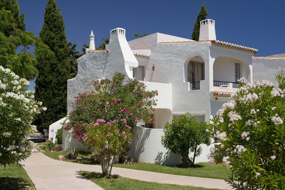 Rocha Brava Village Resort — Hotel building in Carvoeiro, Faro