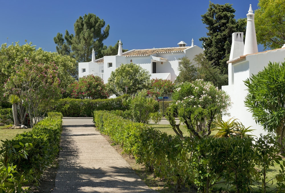 Rocha Brava Village Resort — Hotel building in Carvoeiro, Faro
