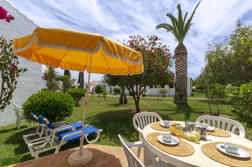 Rocha Brava Village Resort — Hotel building in Carvoeiro, Faro