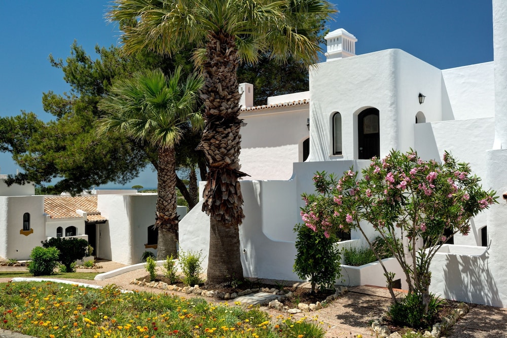 Rocha Brava Village Resort — Hotel building in Carvoeiro, Faro