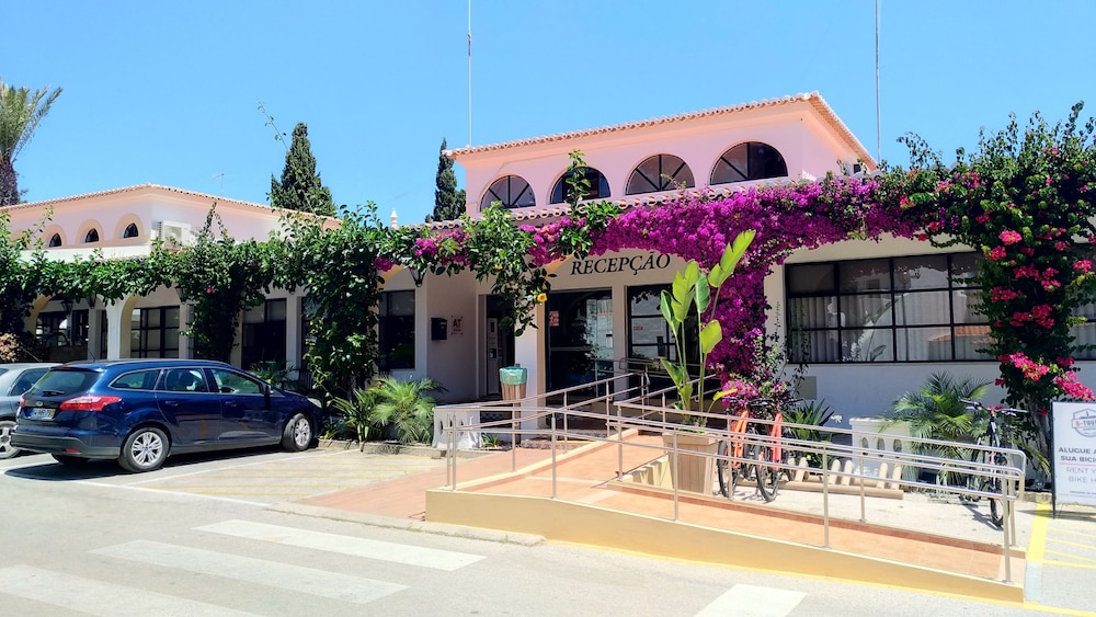 Rocha Brava Village Resort — Hotel building in Carvoeiro, Faro