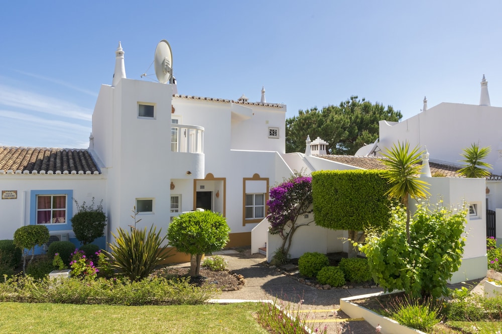 Rocha Brava Village Resort — Hotel building in Carvoeiro, Faro