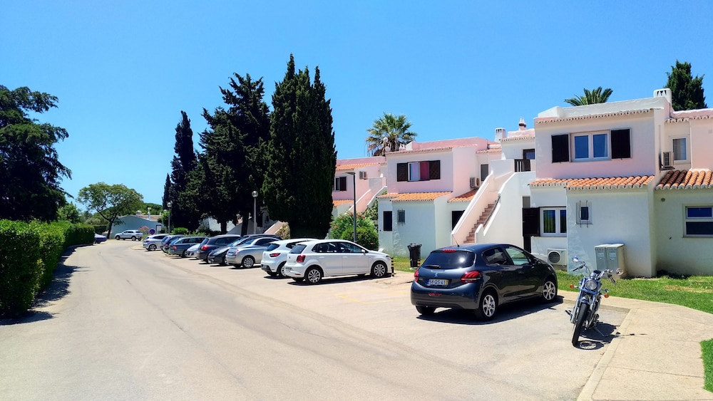 Rocha Brava Village Resort — Hotel building in Carvoeiro, Faro