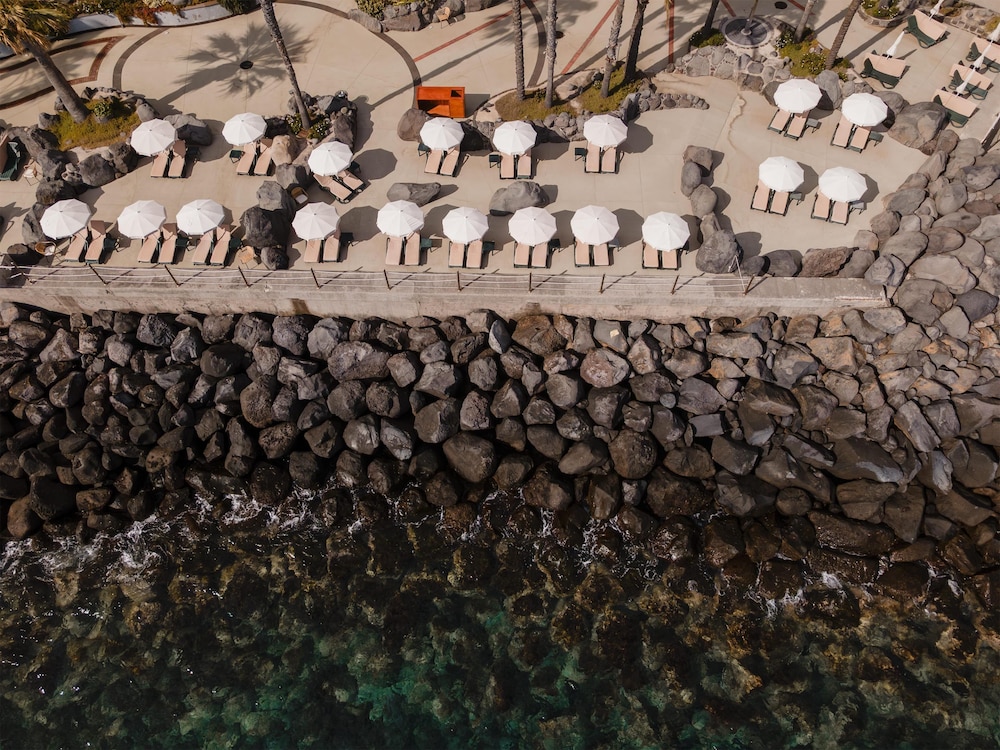 Royal Savoy - Ocean Resort - Savoy Signature — Beach in Funchal, Madeira