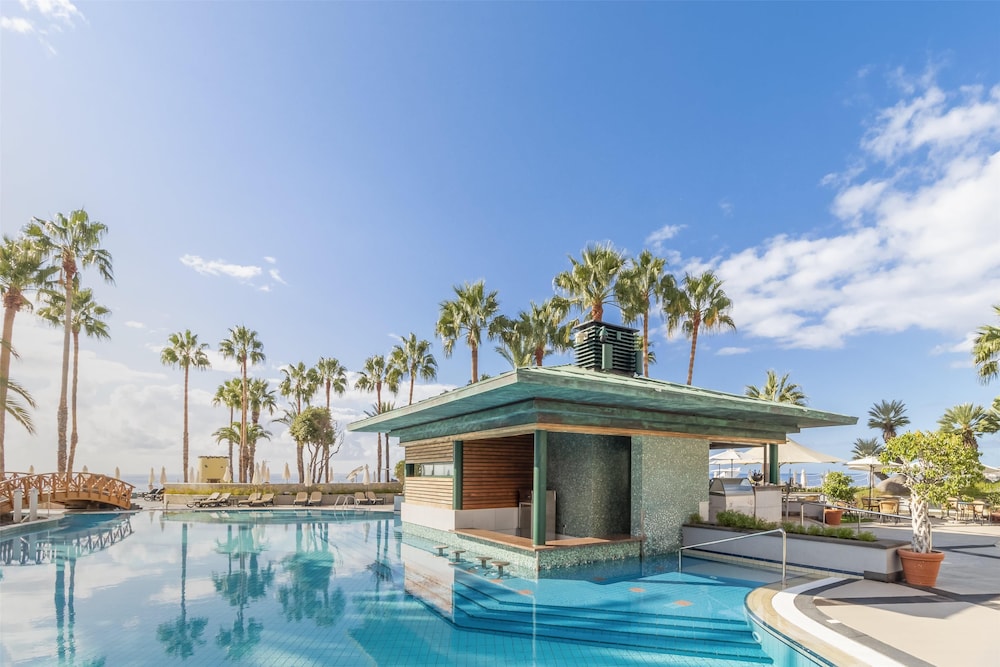 Royal Savoy - Ocean Resort - Savoy Signature — Swimming pool in Funchal, Madeira