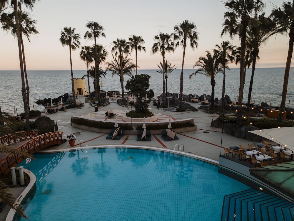 Royal Savoy - Ocean Resort - Savoy Signature — Swimming pool in Funchal, Madeira
