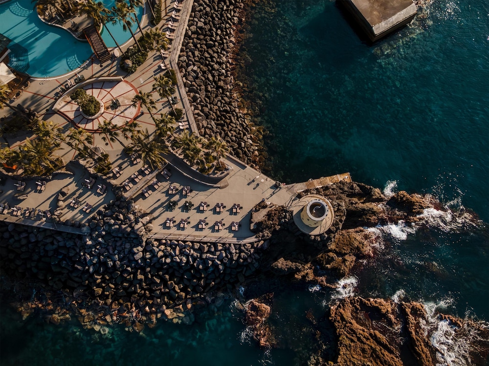 Royal Savoy - Ocean Resort - Savoy Signature — Swimming pool in Funchal, Madeira