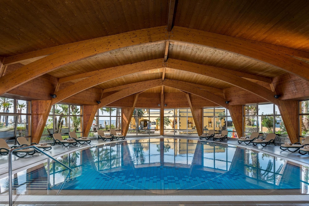 Royal Savoy - Ocean Resort - Savoy Signature — Swimming pool in Funchal, Madeira