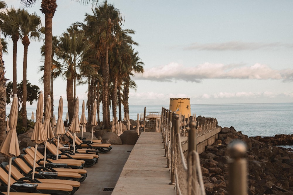 Royal Savoy - Ocean Resort - Savoy Signature — Beach in Funchal, Madeira