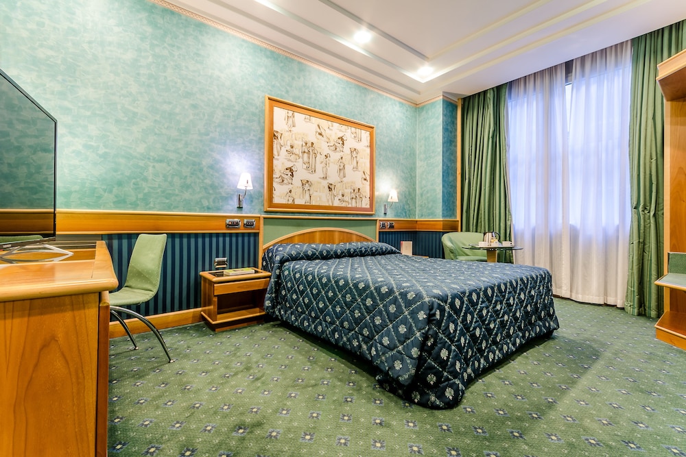 Hotel Brunelleschi — Hotel rooms in Milan, Lombardy