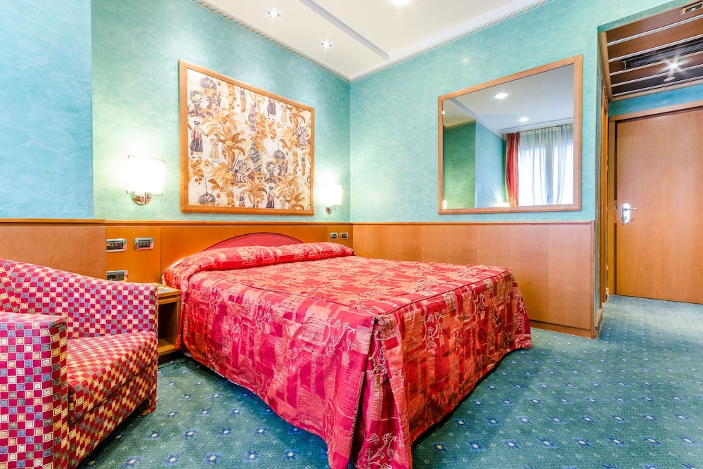 Hotel Brunelleschi — Hotel rooms in Milan, Lombardy