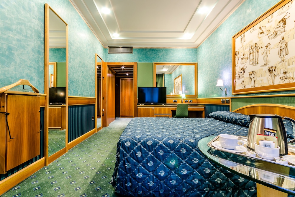 Hotel Brunelleschi — Hotel rooms in Milan, Lombardy