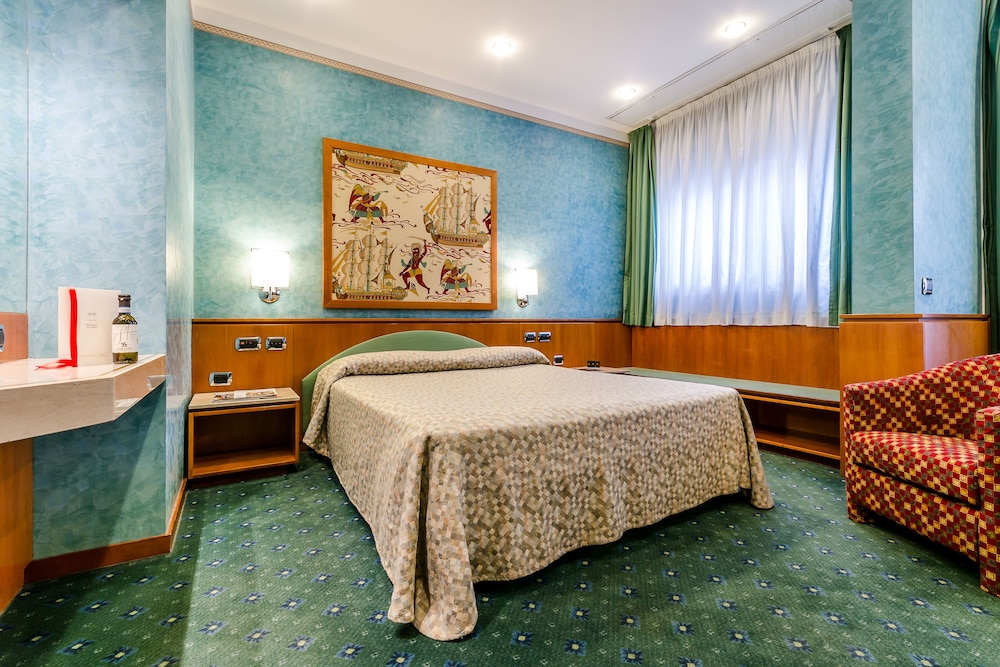 Hotel Brunelleschi — Hotel rooms in Milan, Lombardy