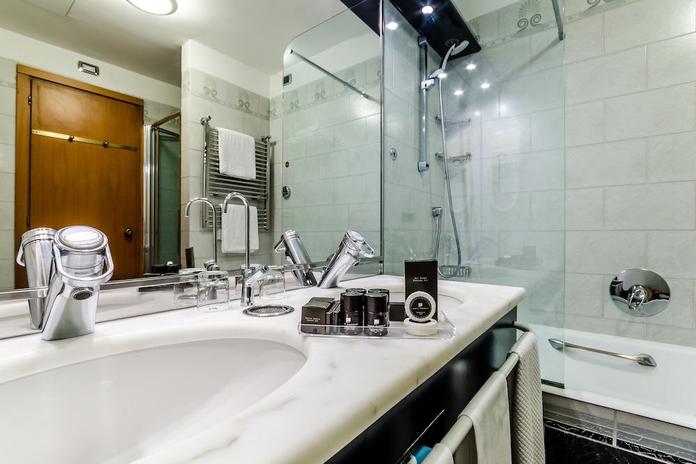 Hotel Brunelleschi — Hotel rooms in Milan, Lombardy