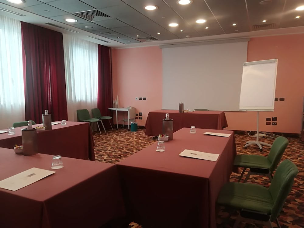 Hotel Brunelleschi — Hotel building in Milan, Lombardy