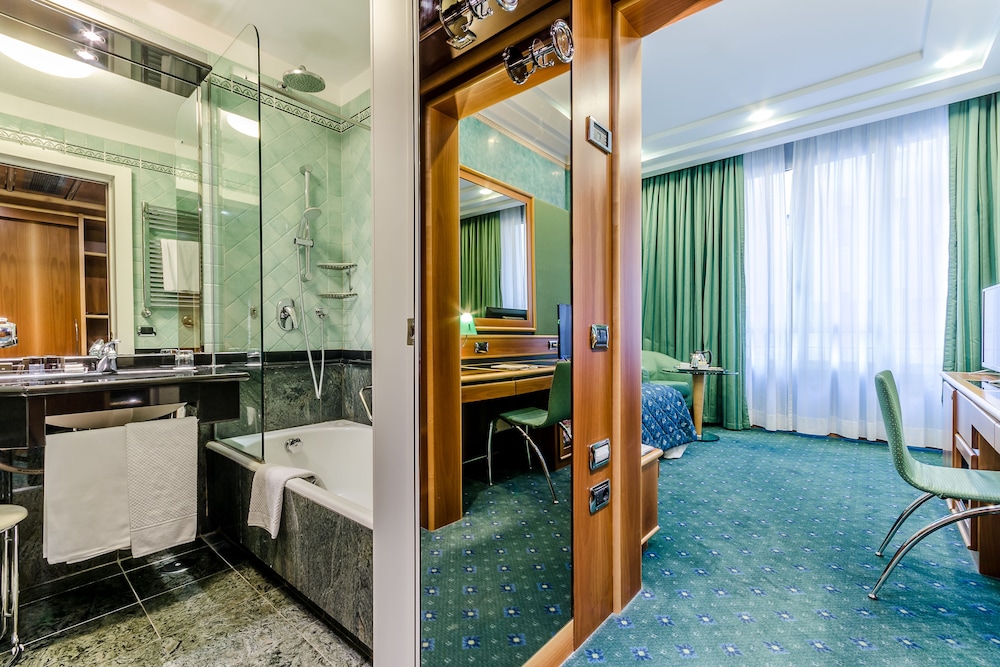 Hotel Brunelleschi — Hotel rooms in Milan, Lombardy