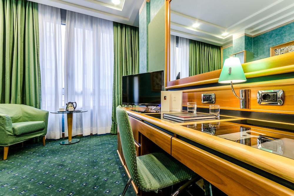 Hotel Brunelleschi — Hotel rooms in Milan, Lombardy