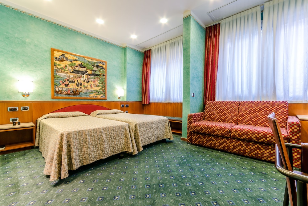 Hotel Brunelleschi — Hotel rooms in Milan, Lombardy