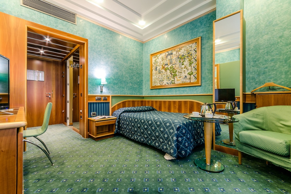Hotel Brunelleschi — Hotel rooms in Milan, Lombardy