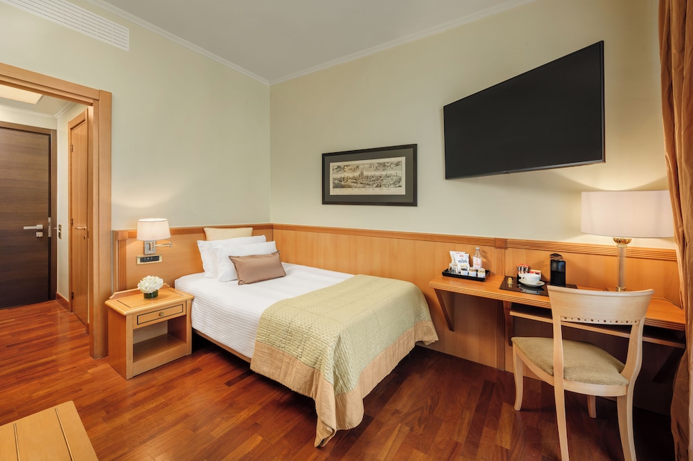 Hotel Dei Cavalieri Milano Duomo — Hotel rooms in Milan, Lombardy
