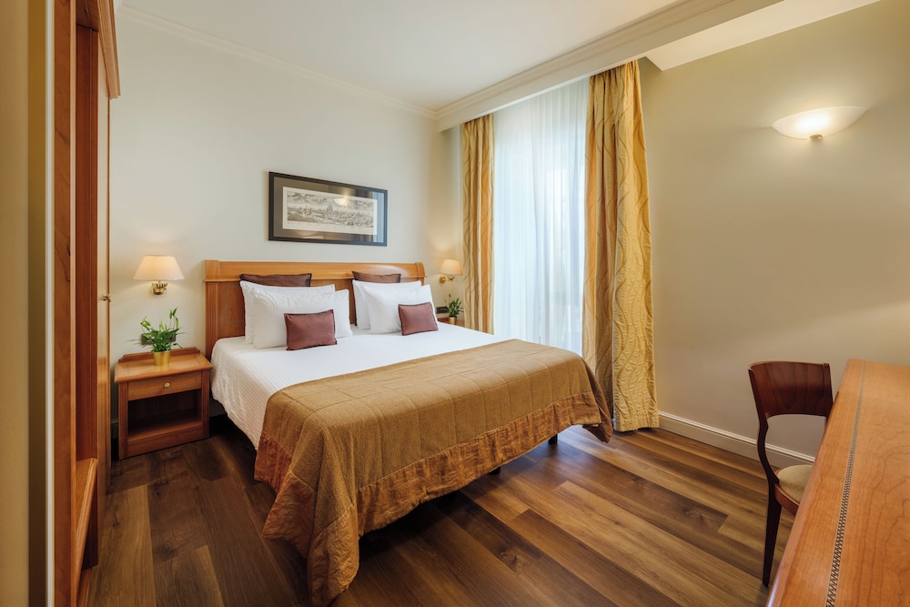 Hotel Dei Cavalieri Milano Duomo — Hotel rooms in Milan, Lombardy