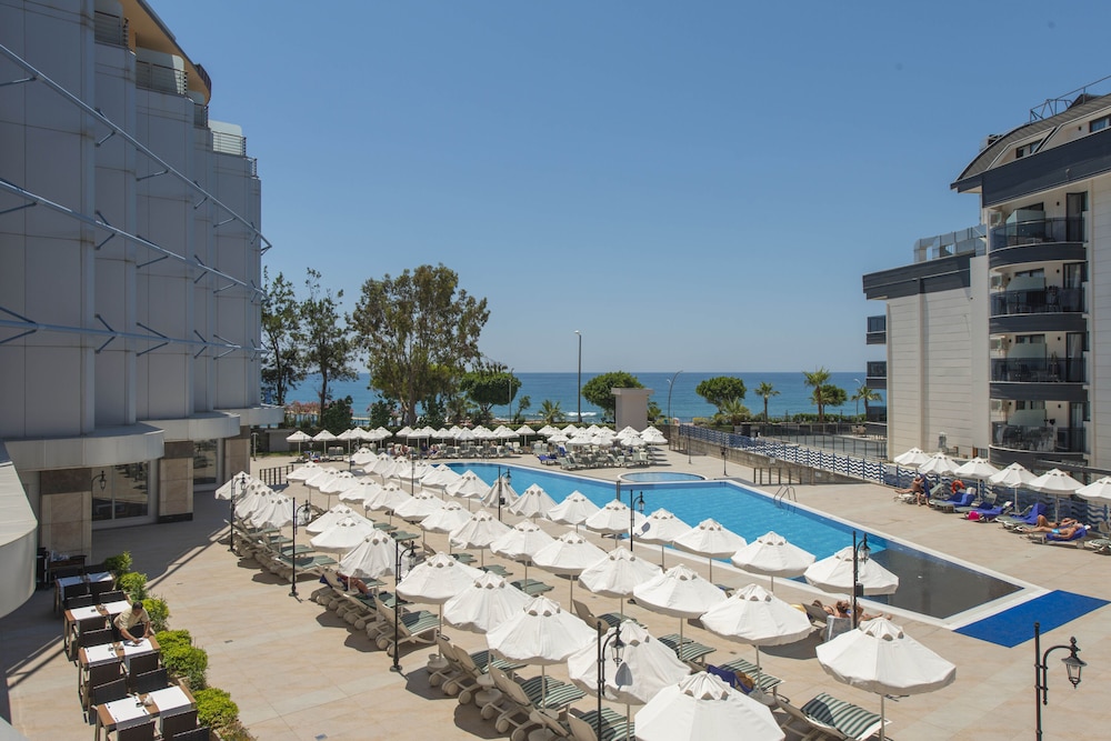 Grand Kaptan Hotel - Ultra All Inclusive — Pool in Alanya