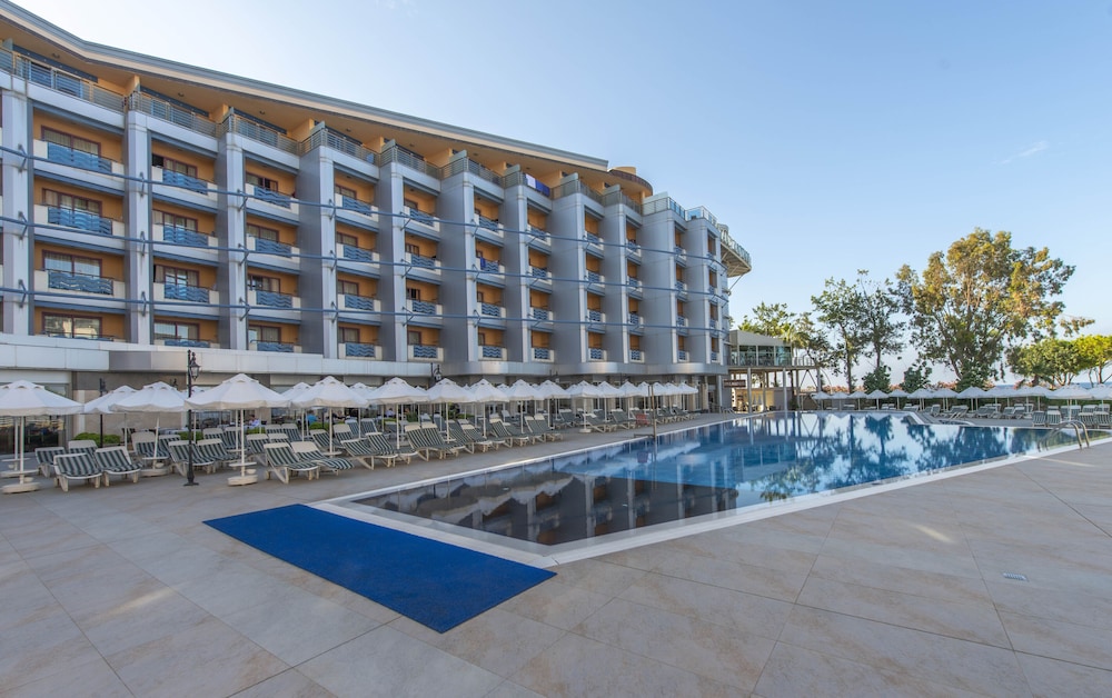 Grand Kaptan Hotel - Ultra All Inclusive — Pool in Alanya