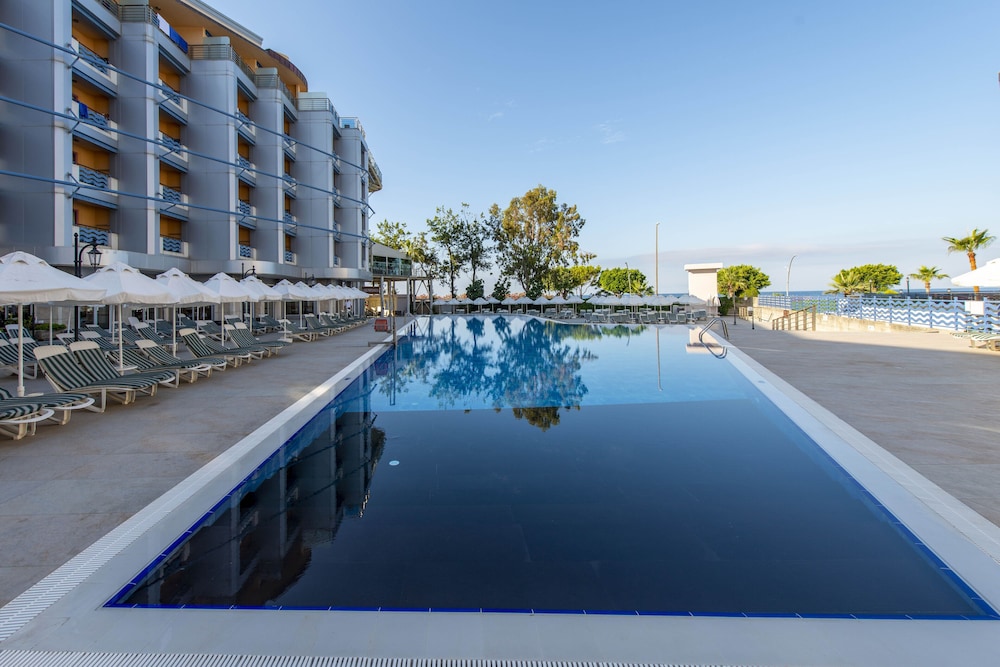 Grand Kaptan Hotel - Ultra All Inclusive — Pool in Alanya