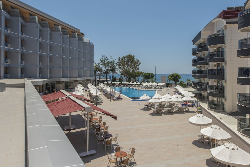 Grand Kaptan Hotel - Ultra All Inclusive — Pool in Alanya