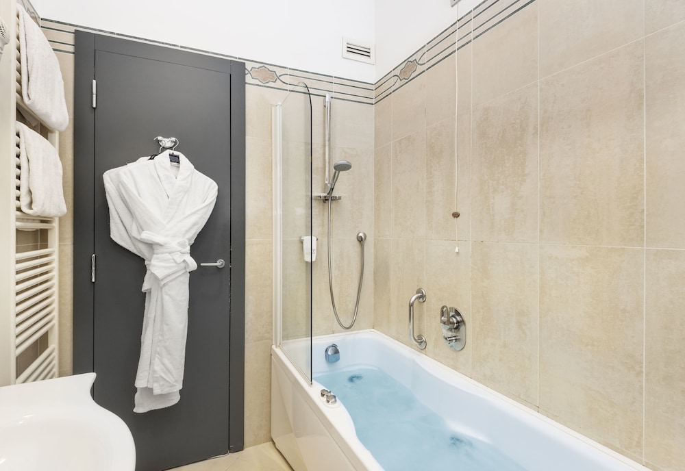 c-hotels Atlantic — Hotel rooms in Milan, Lombardy